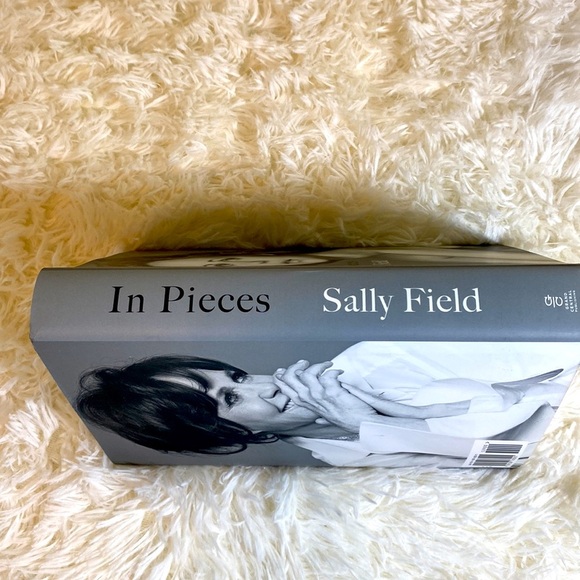 IN PIECES SALLY FIELD AUTOBIOGRAPHY HARD BACK EXCELLENT CONDITION EUC - Picture 2 of 3